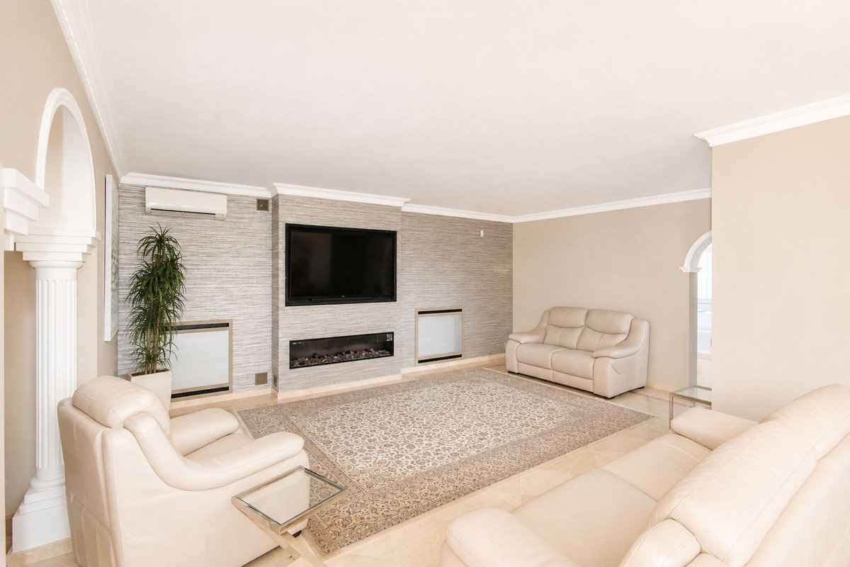 4 Bed Detached Villa in Elviria