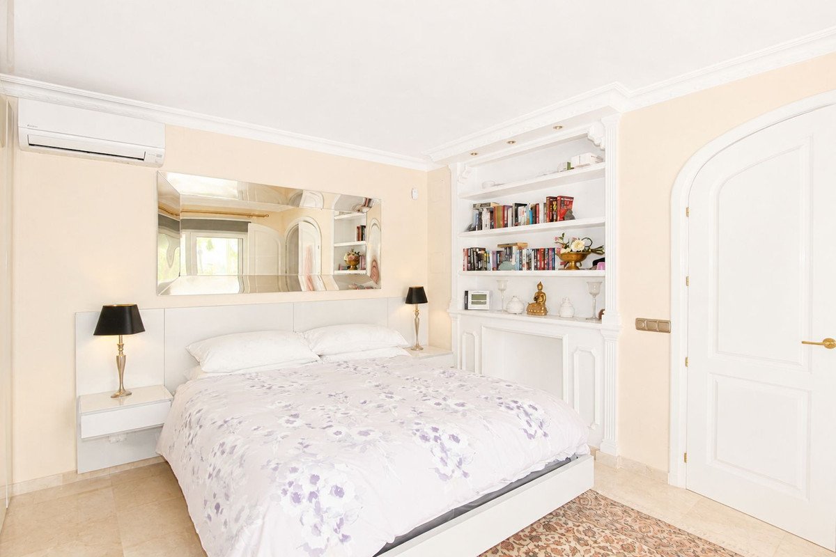 4 Bed Detached Villa in Elviria