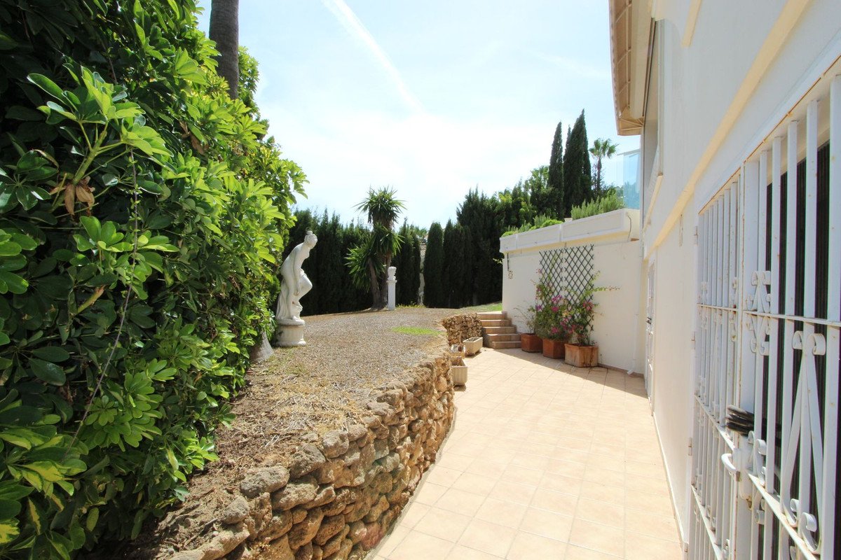 4 Bed Detached Villa in Elviria