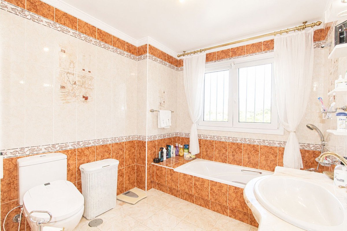 4 Bed Detached Villa in Elviria