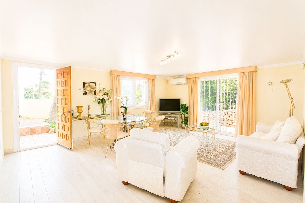 4 Bed Detached Villa in Elviria