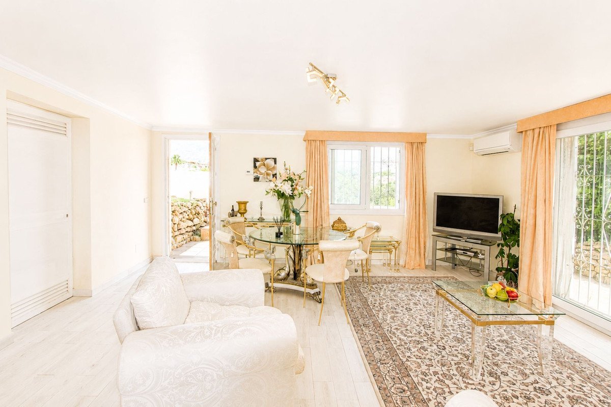 4 Bed Detached Villa in Elviria
