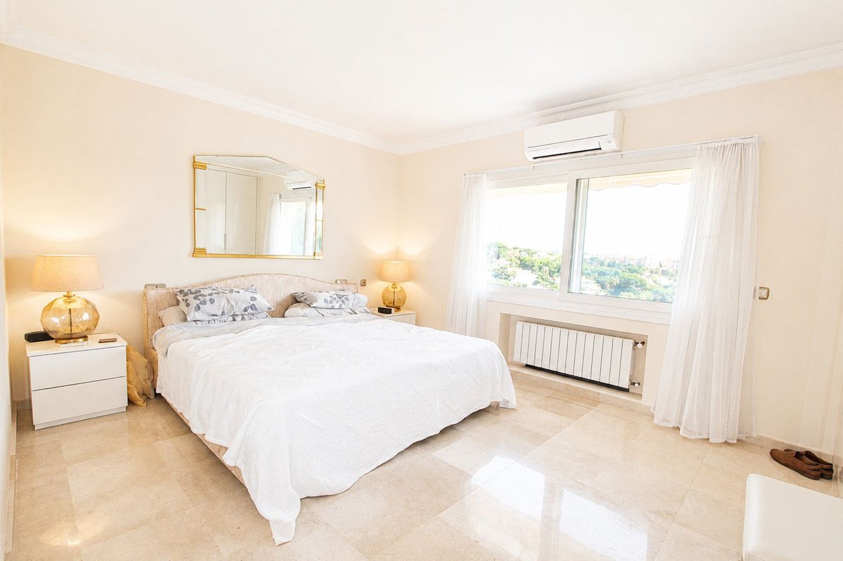 4 Bed Detached Villa in Elviria