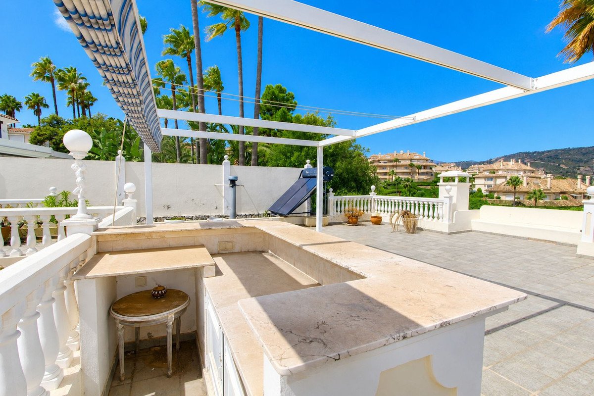 4 Bed Detached Villa in Elviria