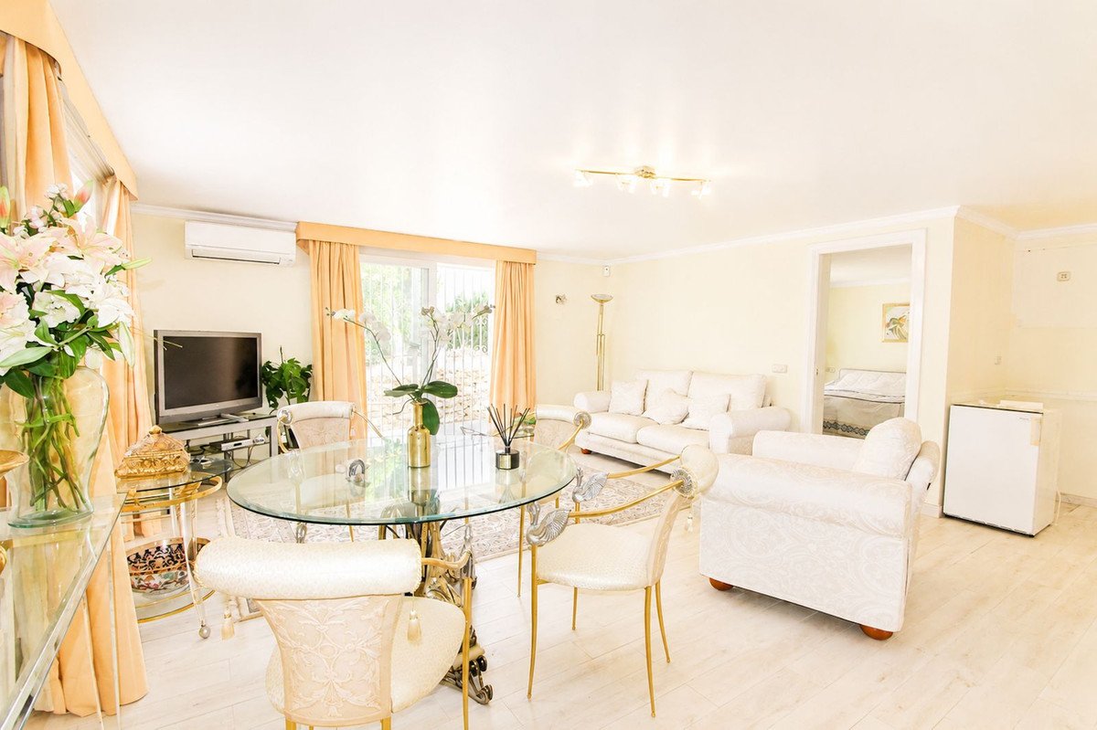 4 Bed Detached Villa in Elviria