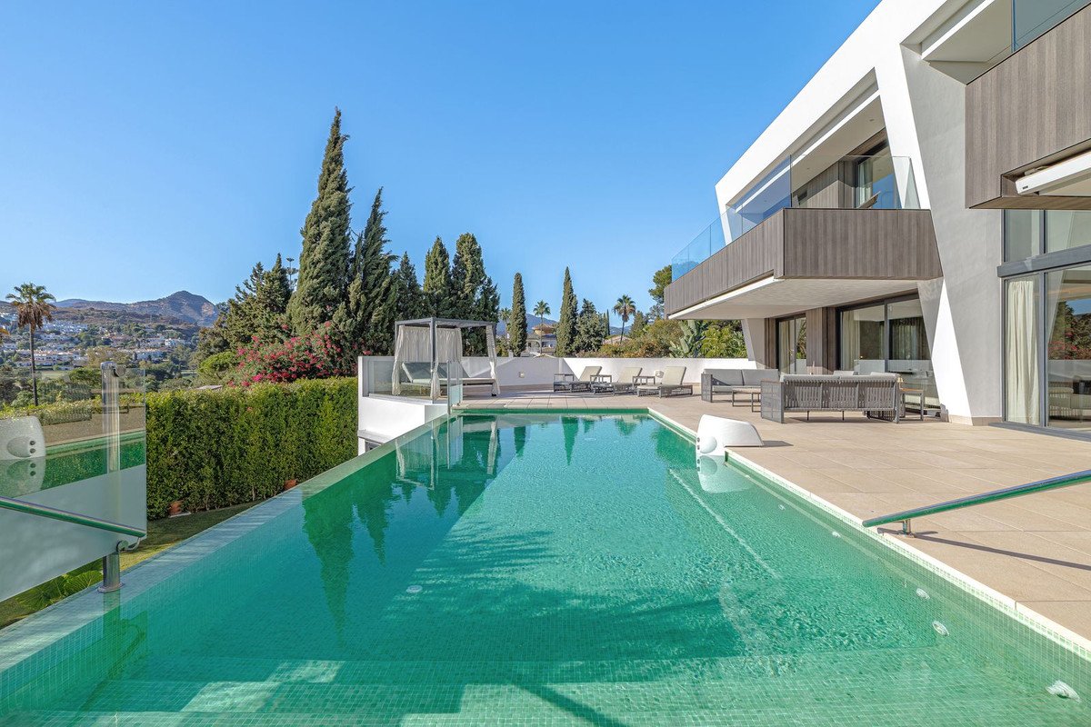 6 Bed Detached Villa in El Paraiso
