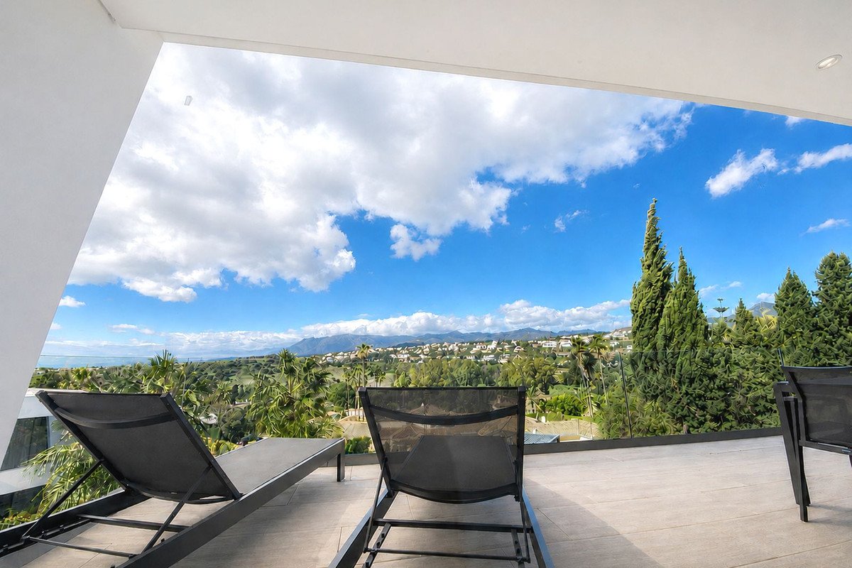 6 Bed Detached Villa in El Paraiso