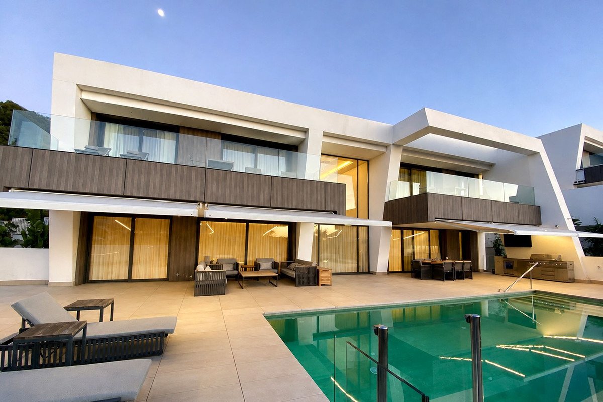 6 Bed Detached Villa in El Paraiso