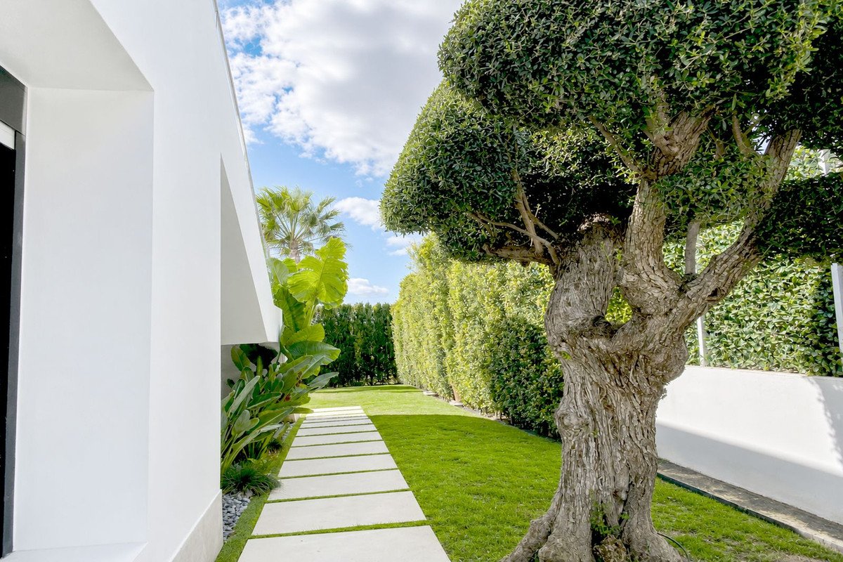 6 Bed Detached Villa in El Paraiso