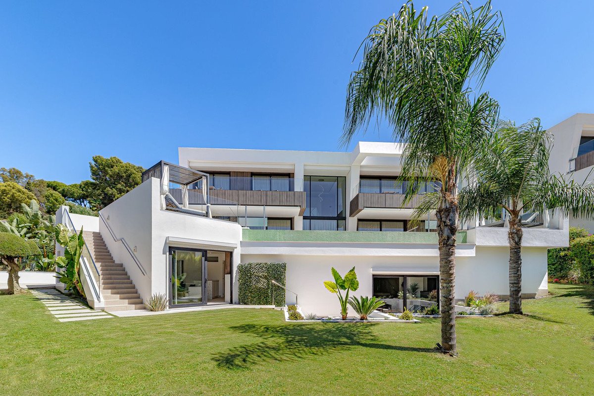 6 Bed Detached Villa in El Paraiso