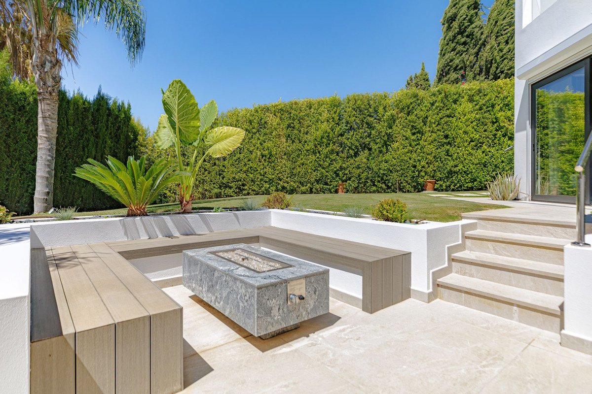 6 Bed Detached Villa in El Paraiso