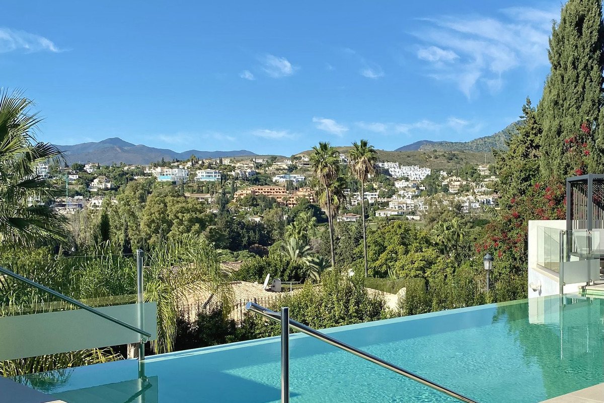 6 Bed Detached Villa in El Paraiso