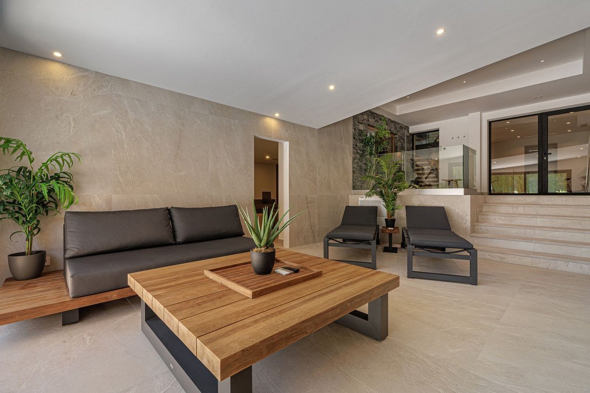 6 Bed Detached Villa in El Paraiso