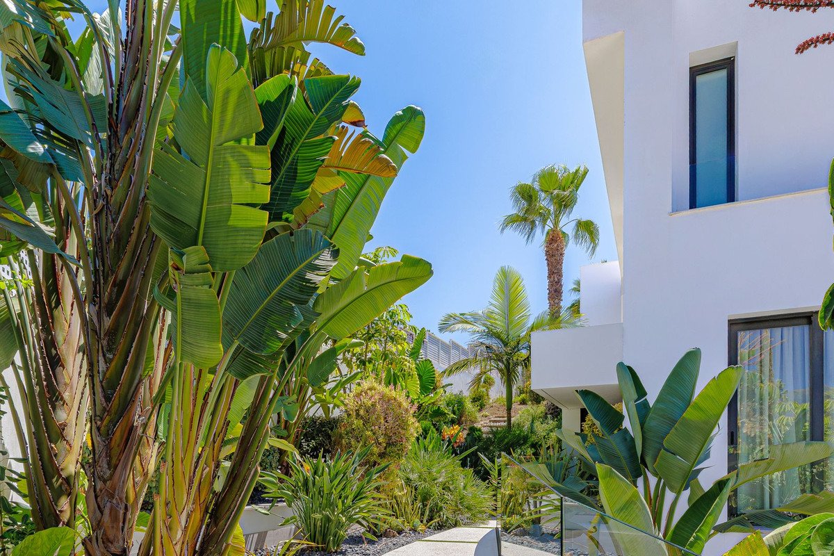 6 Bed Detached Villa in El Paraiso