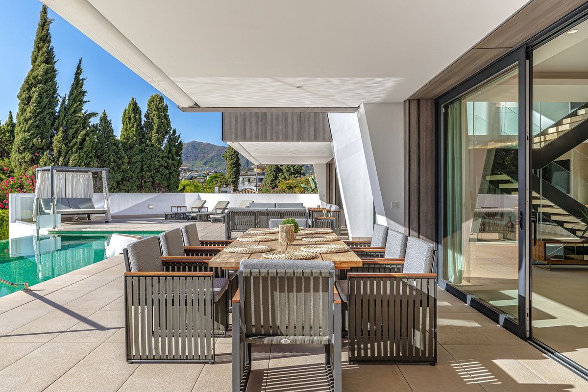 6 Bed Detached Villa in El Paraiso
