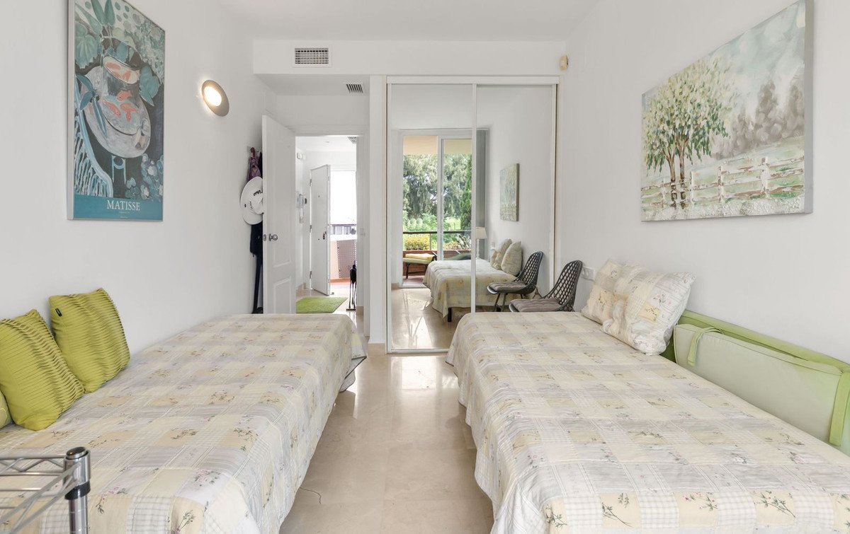 2 Bed Middle Floor Apartment in Miraflores