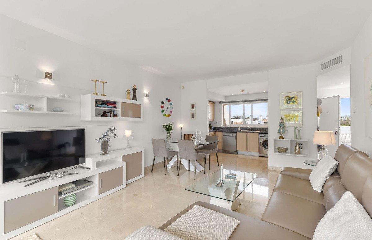 2 Bed Middle Floor Apartment in Miraflores