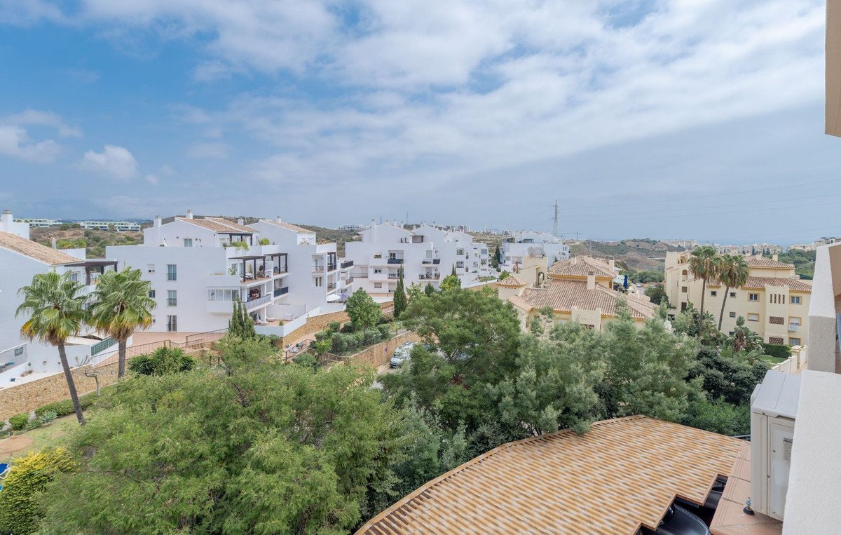 2 Bed Middle Floor Apartment in Miraflores
