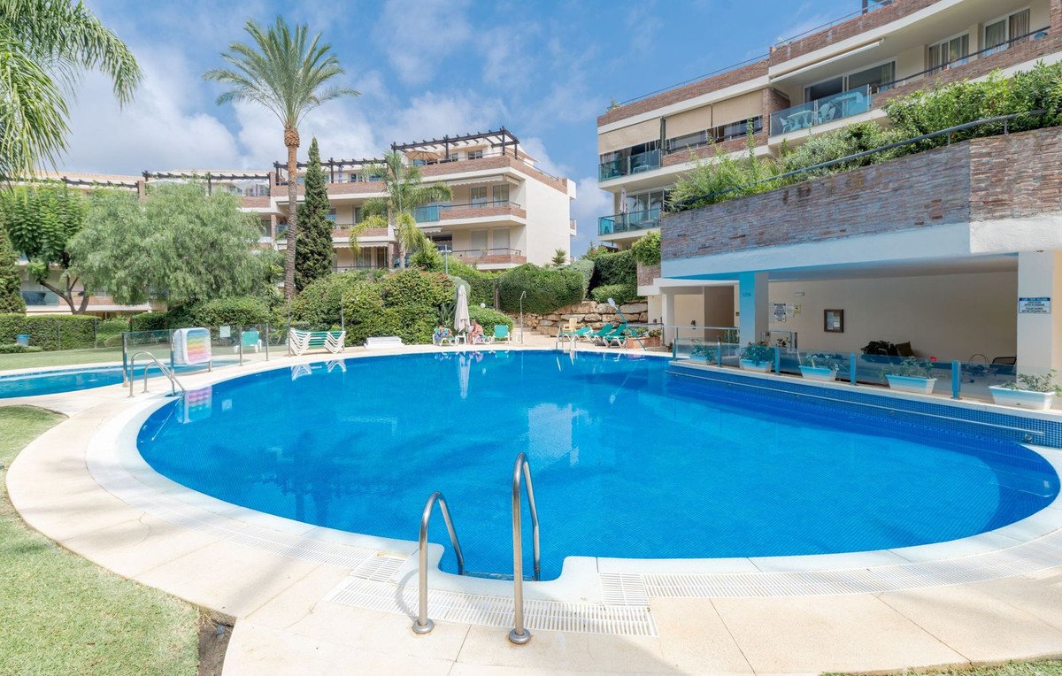 2 Bed Middle Floor Apartment in Miraflores