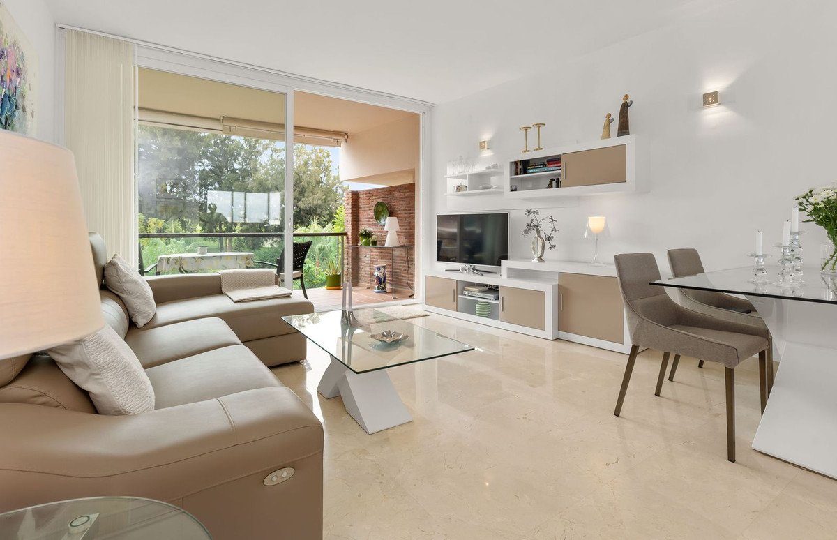 2 Bed Middle Floor Apartment in Miraflores