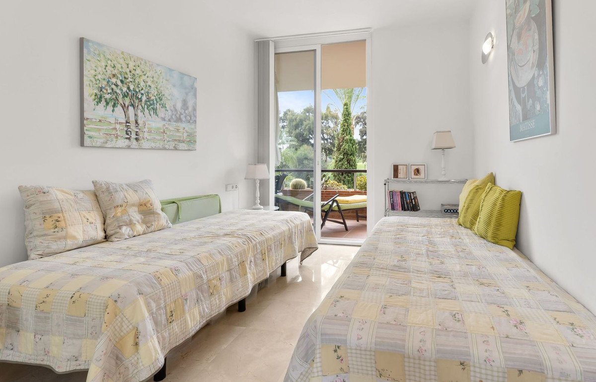 2 Bed Middle Floor Apartment in Miraflores
