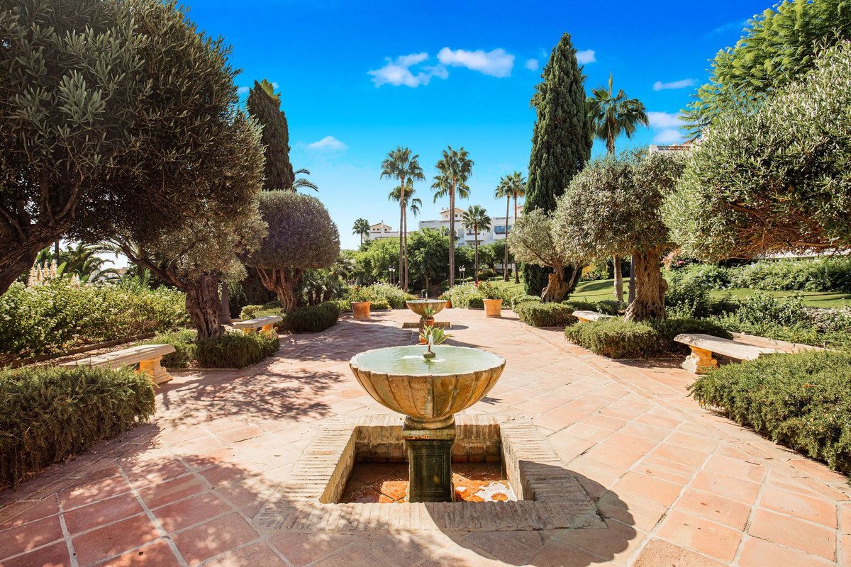 2 Bed Middle Floor Apartment in Estepona