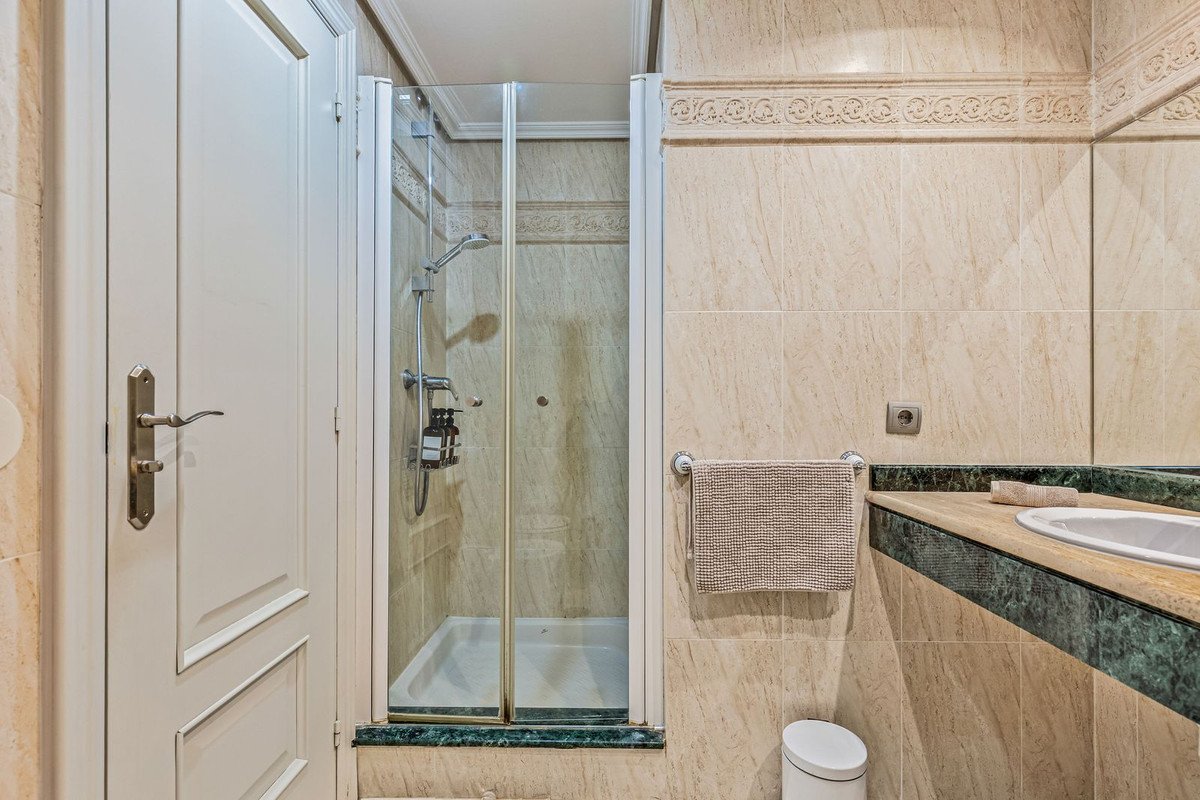 2 Bed Middle Floor Apartment in Estepona