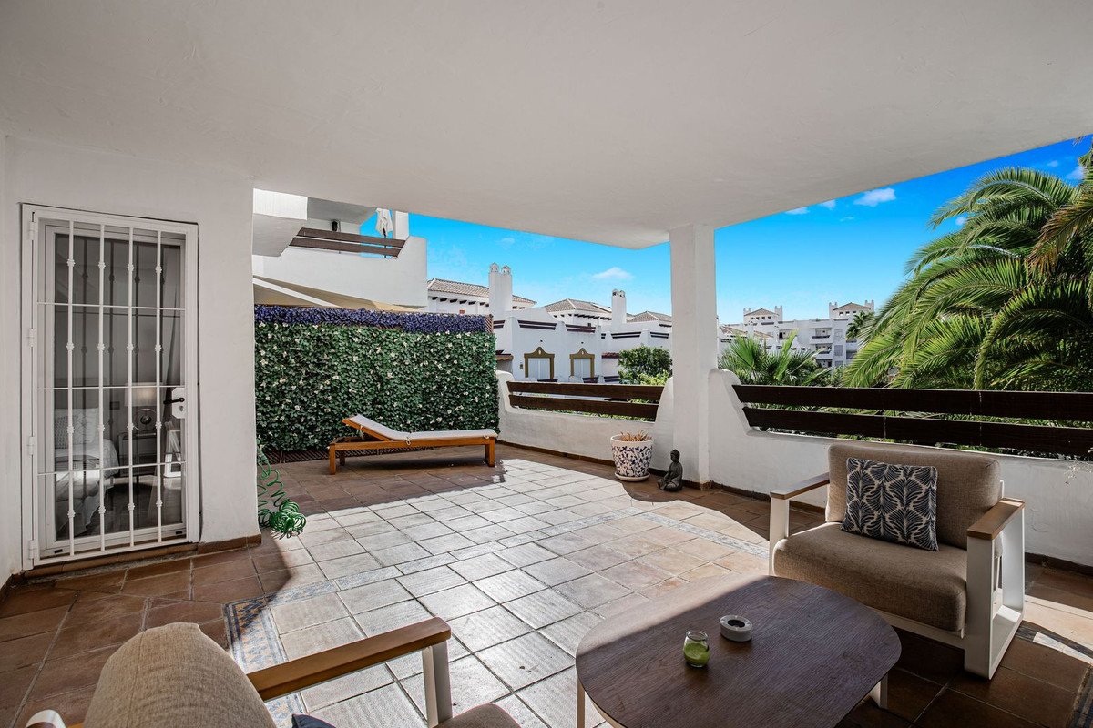 2 Bed Middle Floor Apartment in Estepona