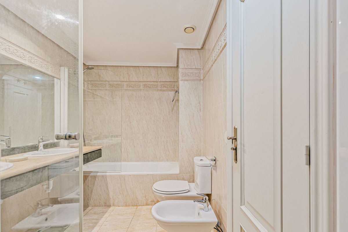 2 Bed Middle Floor Apartment in Estepona