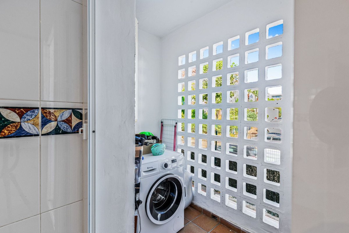 2 Bed Middle Floor Apartment in Estepona