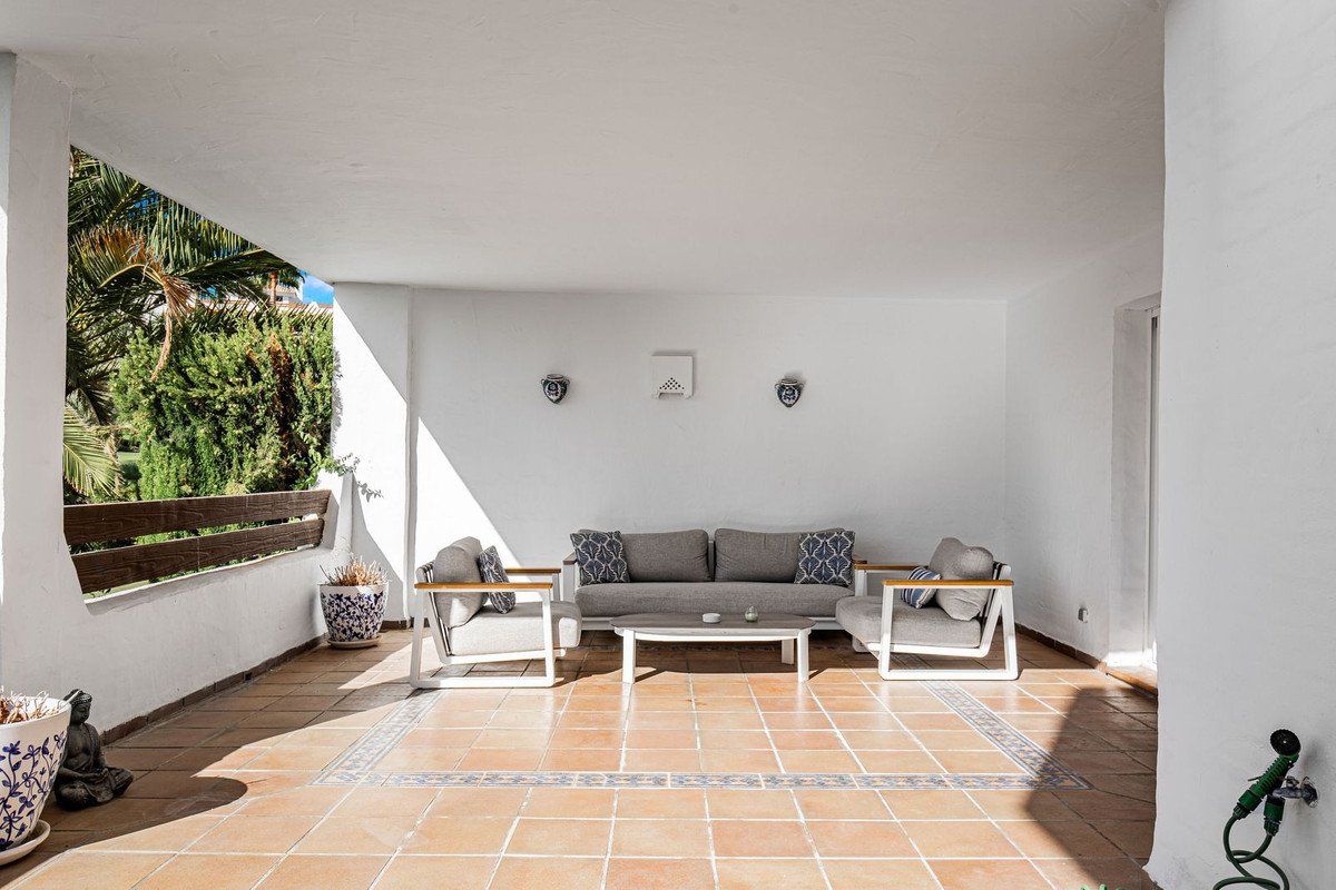 2 Bed Middle Floor Apartment in Estepona