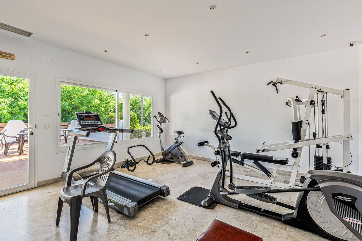 2 Bed Middle Floor Apartment in Estepona