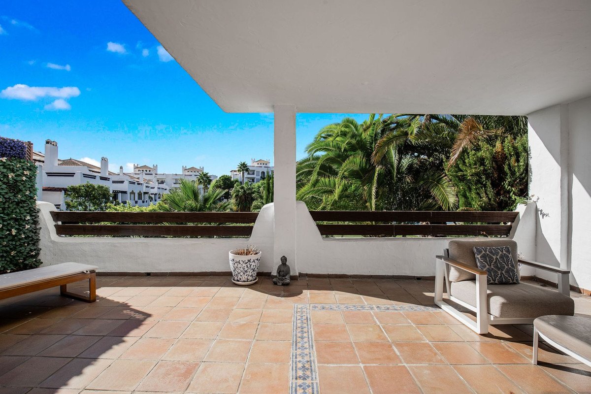 2 Bed Middle Floor Apartment in Estepona
