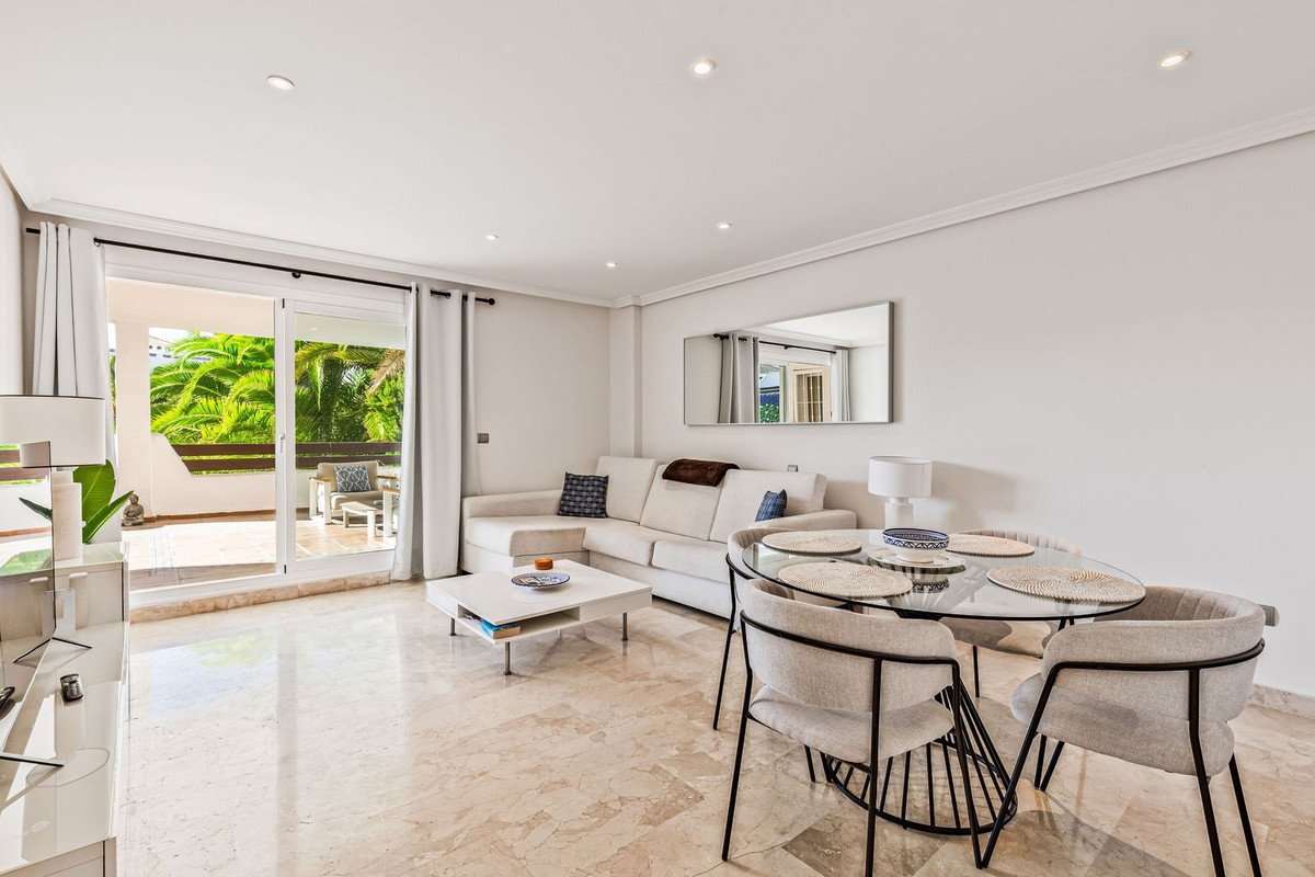 2 Bed Middle Floor Apartment in Estepona
