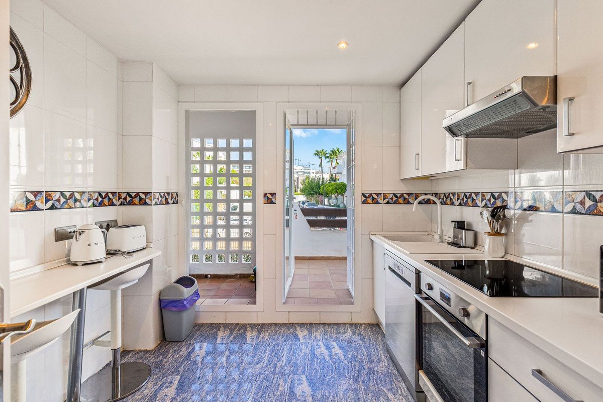 2 Bed Middle Floor Apartment in Estepona