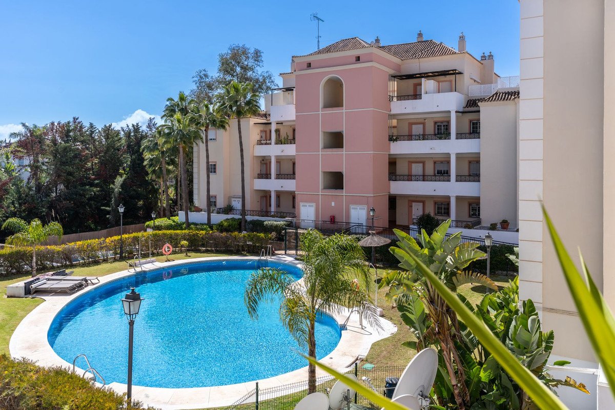 3 Bed Middle Floor Apartment in Nueva Andalucía