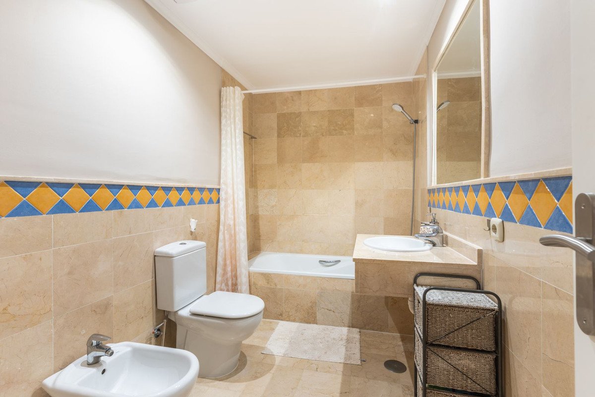 3 Bed Middle Floor Apartment in Nueva Andalucía