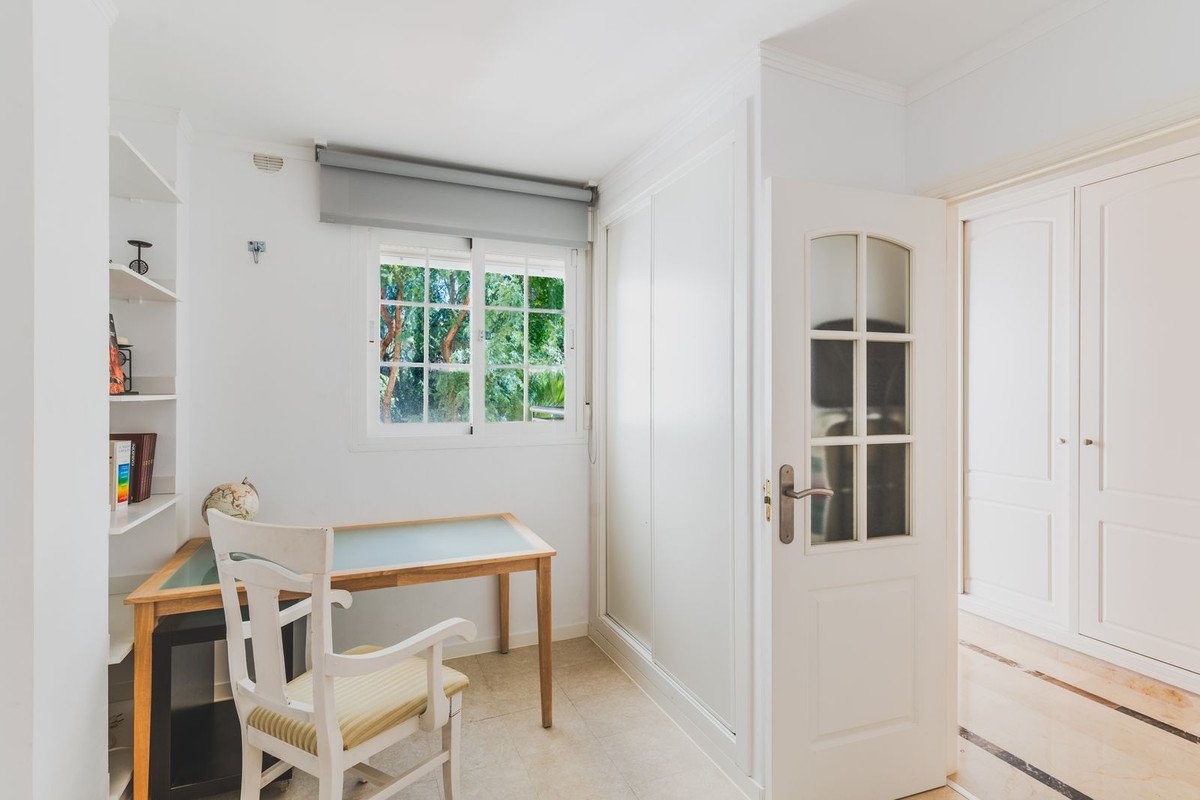 3 Bed Middle Floor Apartment in Nueva Andalucía