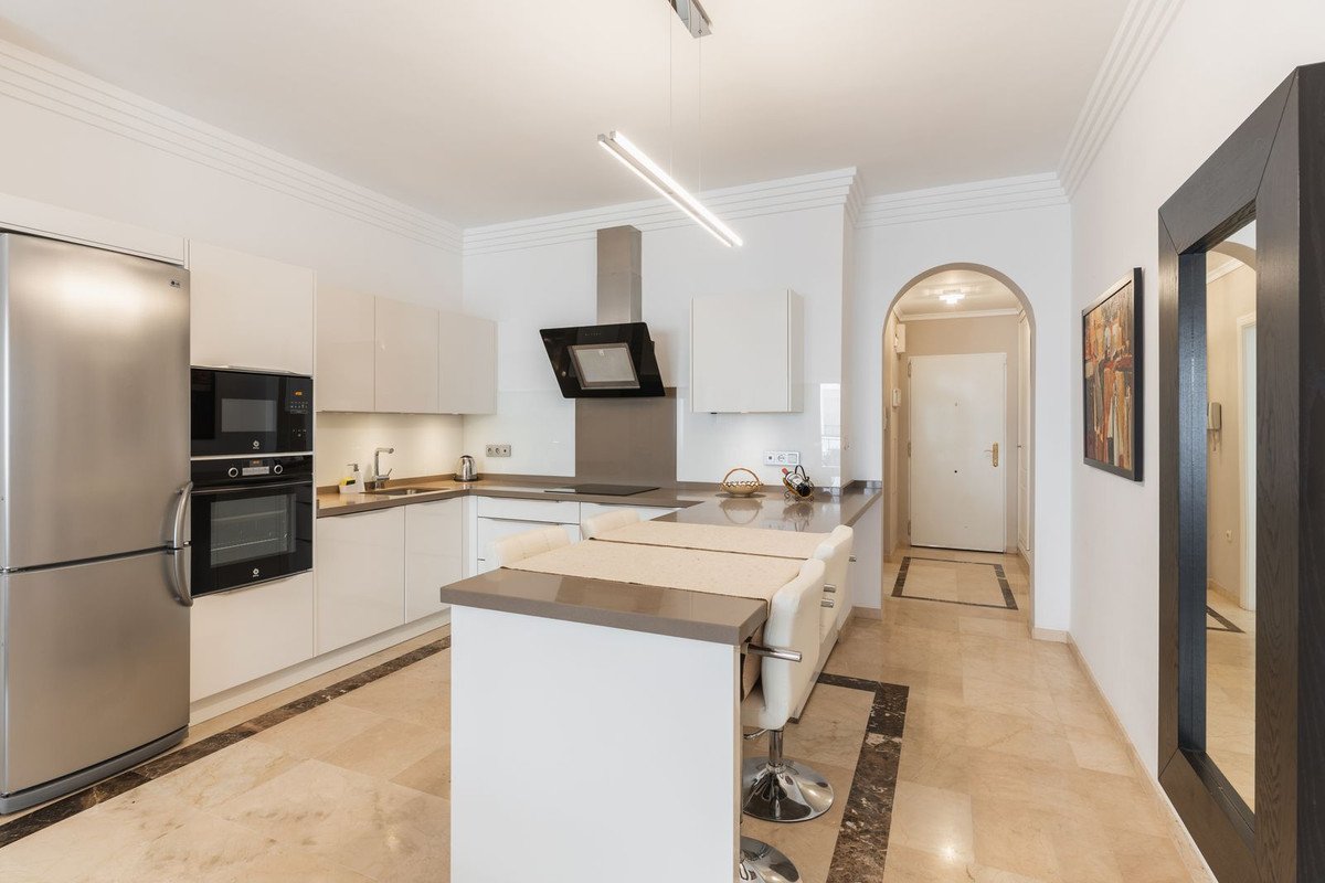 3 Bed Middle Floor Apartment in Nueva Andalucía