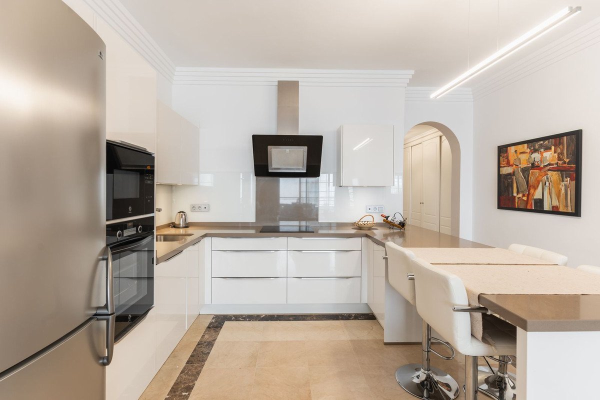 3 Bed Middle Floor Apartment in Nueva Andalucía