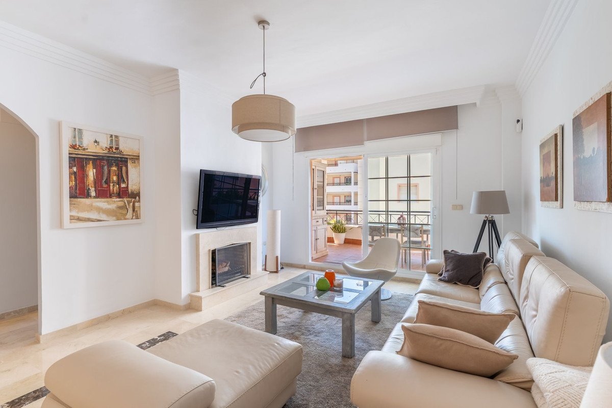 3 Bed Middle Floor Apartment in Nueva Andalucía