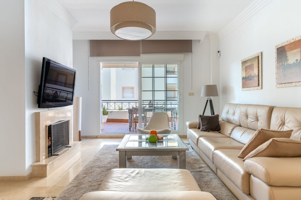 3 Bed Middle Floor Apartment in Nueva Andalucía