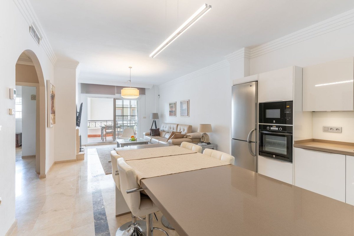3 Bed Middle Floor Apartment in Nueva Andalucía
