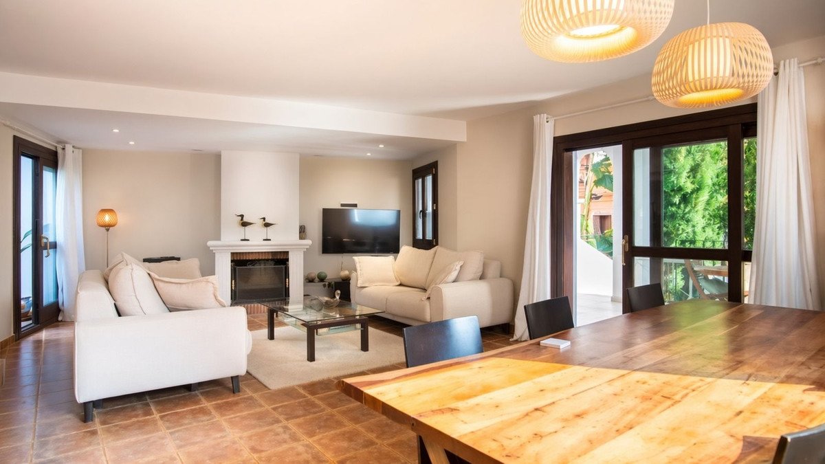 4 Bed Semi-Detached House in El Paraiso