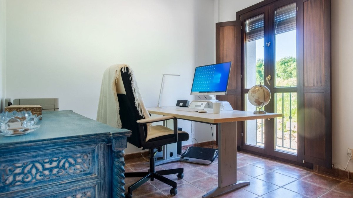 4 Bed Semi-Detached House in El Paraiso