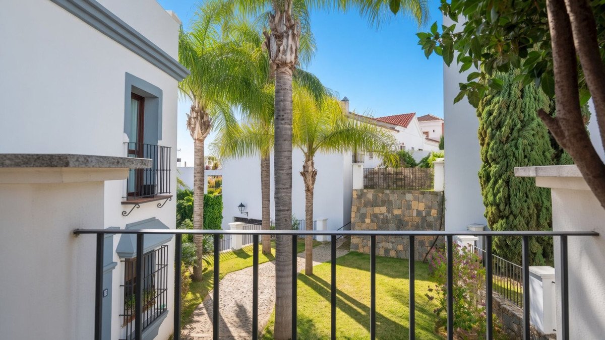 4 Bed Semi-Detached House in El Paraiso