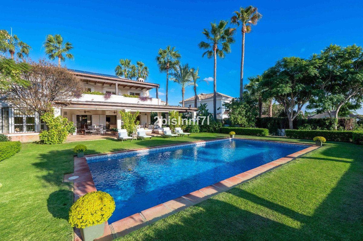 4 Bed Detached Villa in Elviria
