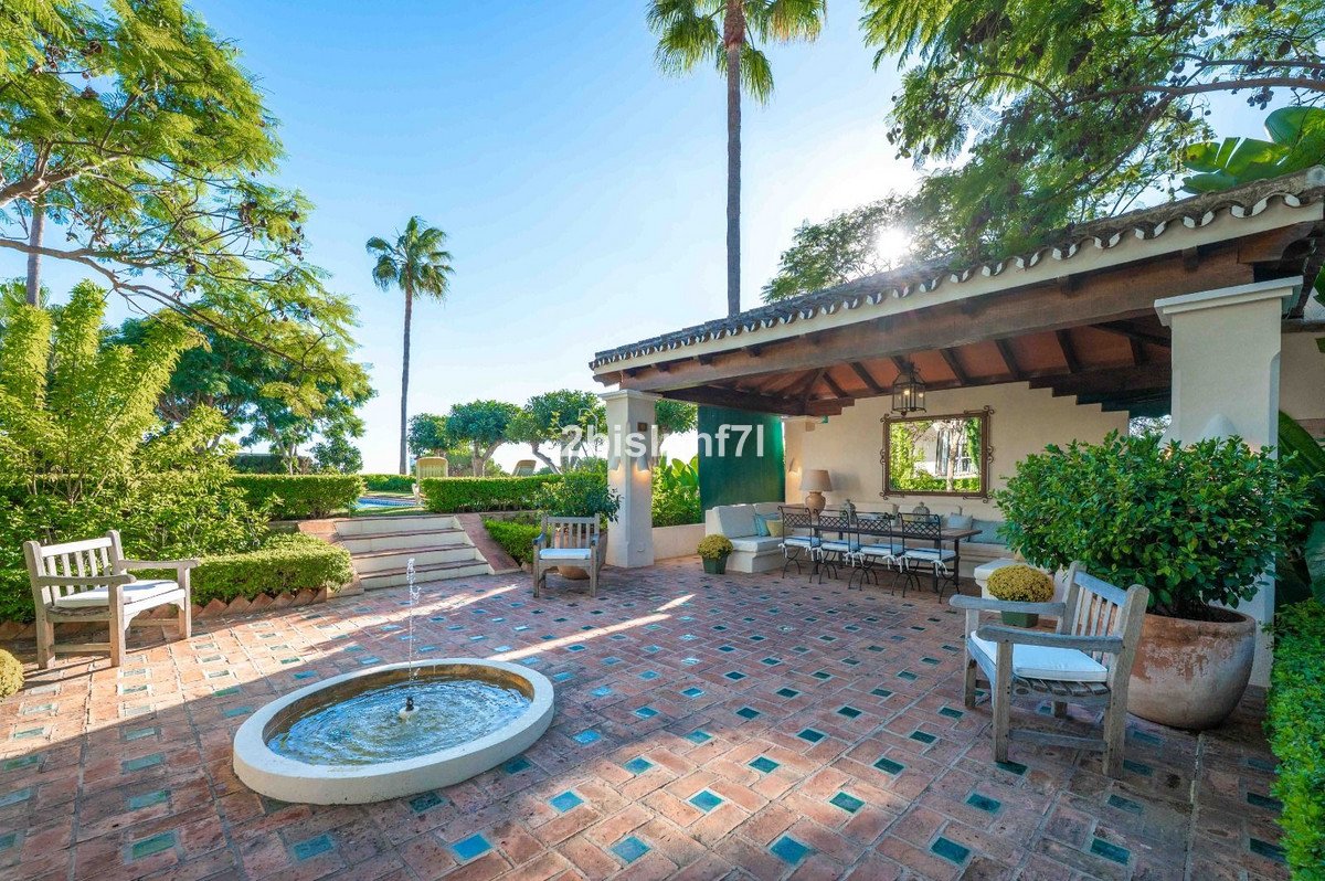 4 Bed Detached Villa in Elviria