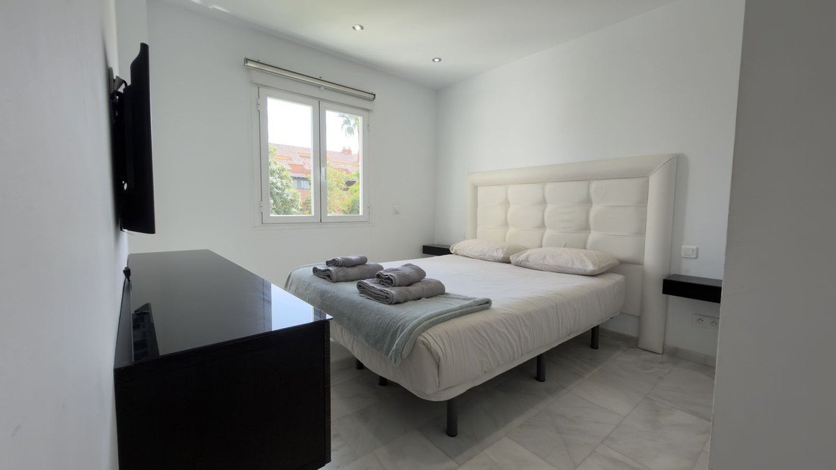 2 Bed Middle Floor Apartment in Puerto Banús