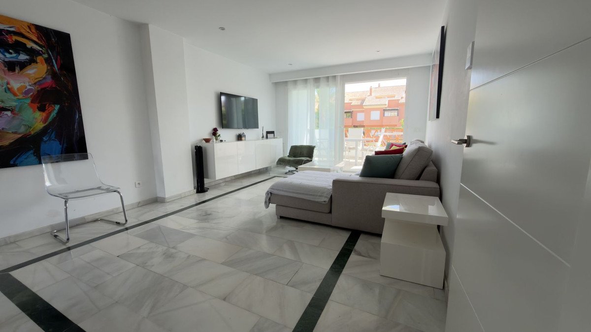 2 Bed Middle Floor Apartment in Puerto Banús